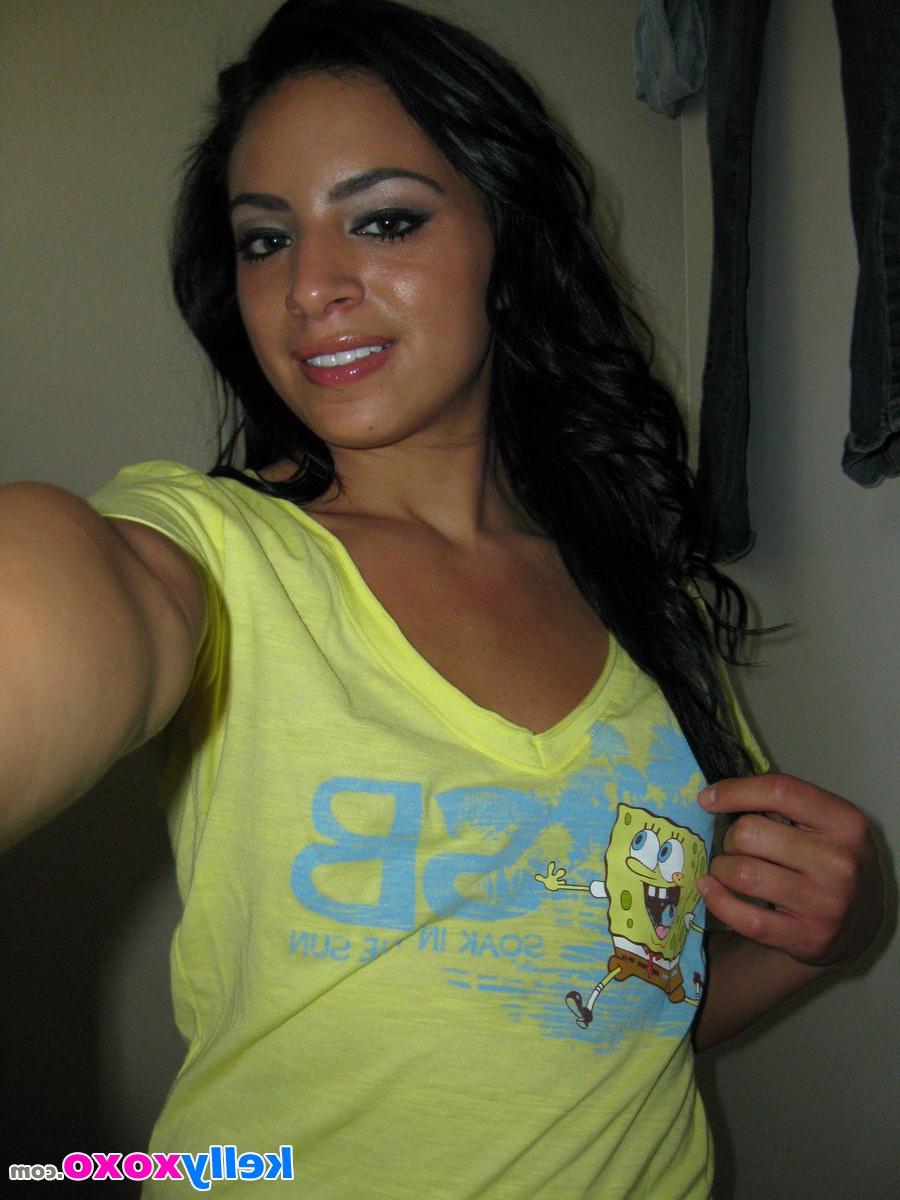 16P A garota morena Kelly Xoxo tira selfies no espelho enquanto se despe