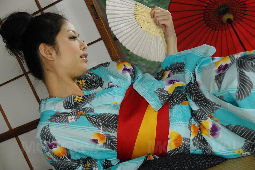 12P La japonesa Hana se quita el kimono antes de masturbarse y hacer una mamada