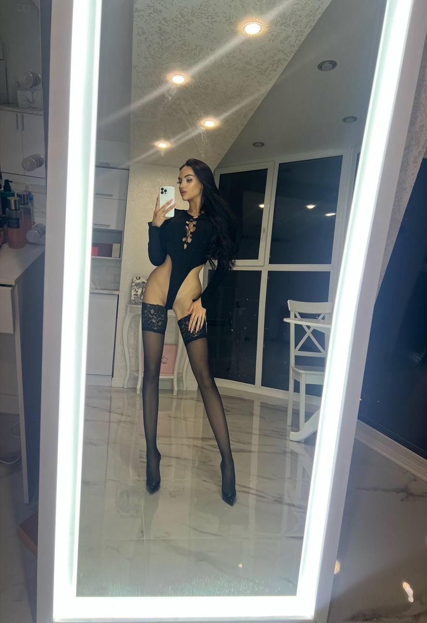 10P La esbelta modelo de OnlyFans Anastasia Vi posando en su lencería caliente en solitario