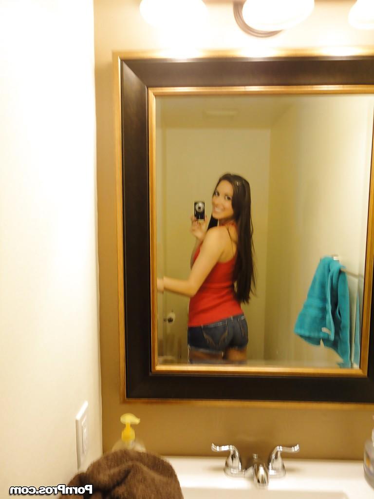 16P Bailey Bam se mostra nua e bem sacanagem enquanto tira algumas fotos