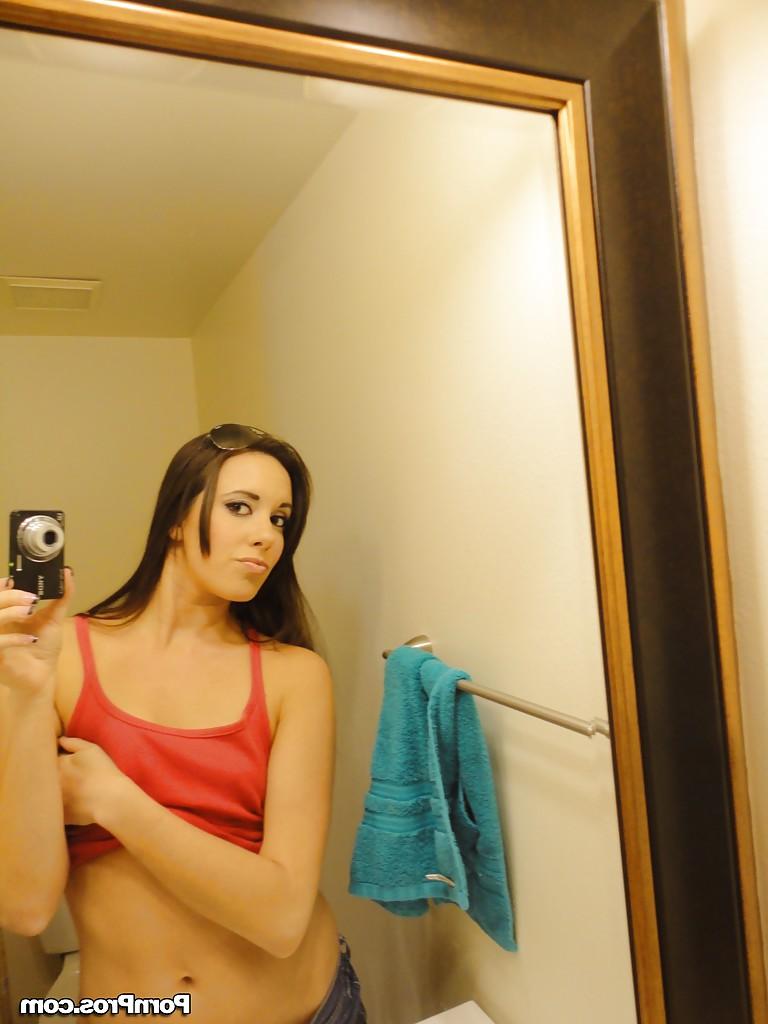 16P Bailey Bam se mostra nua e bem sacanagem enquanto tira algumas fotos