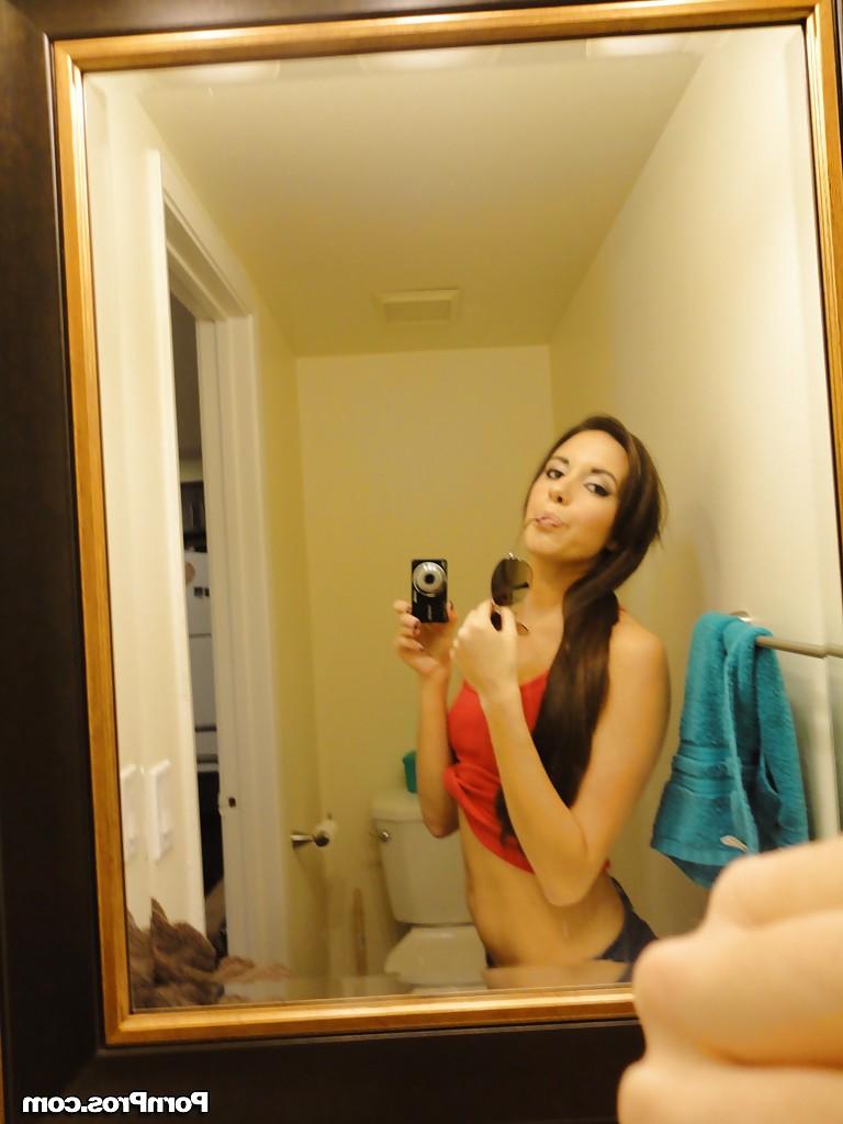 16P Bailey Bam se mostra nua e bem sacanagem enquanto tira algumas fotos