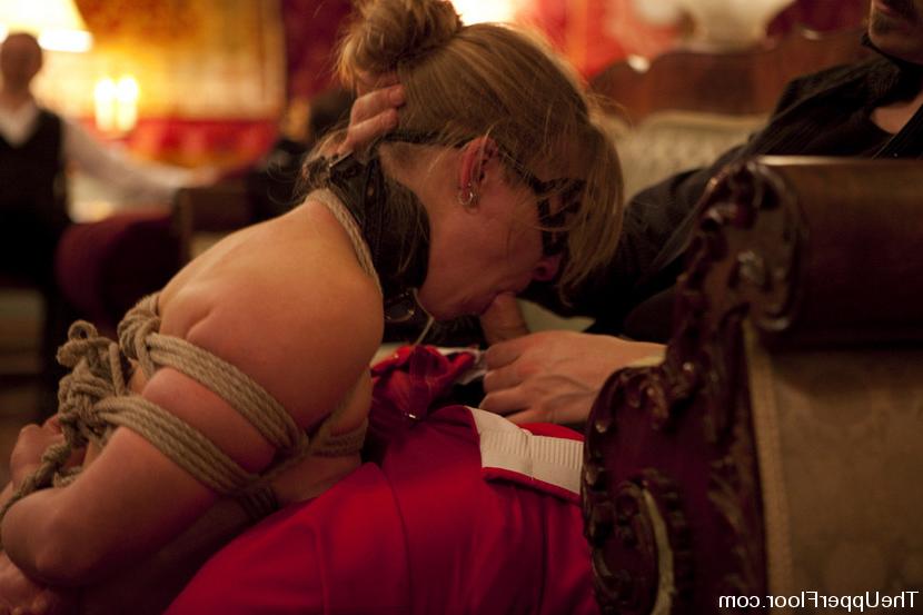 12P Des esclaves féminines proposent des divertissements pour adultes lors d'une fête à la maison