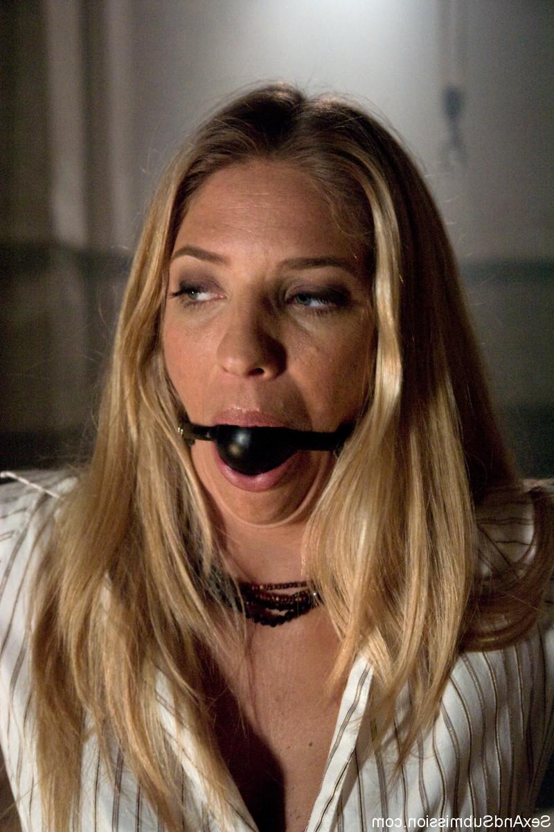 20P Rubia en bondage Jordan Kingsley se desnuda y se la follan con un vibrador