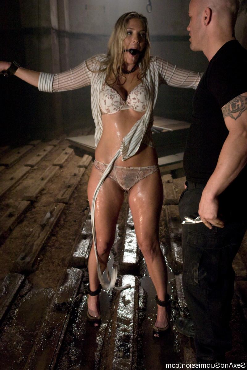 20P Rubia en bondage Jordan Kingsley se desnuda y se la follan con un vibrador