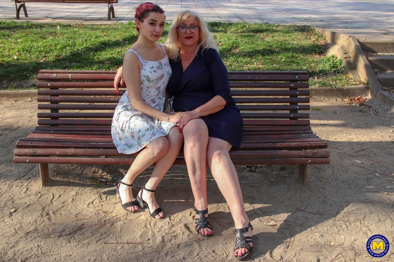 16P Alte und junge Spanierinnen haben Lesbensex auf einer Ledercouch
