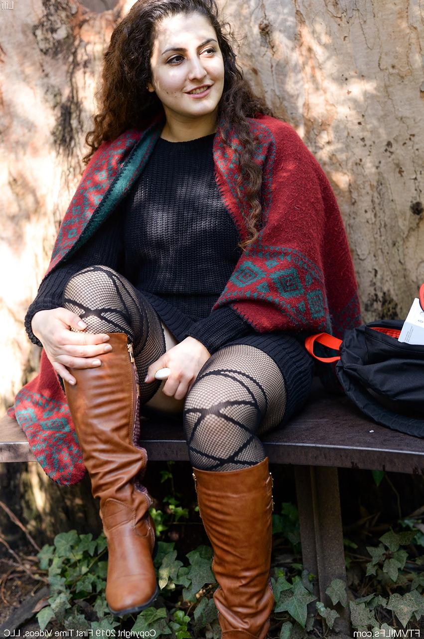 15P Dicke Amateurin trägt den Upskirt-Look, während sie Dessous und Stiefel modelliert