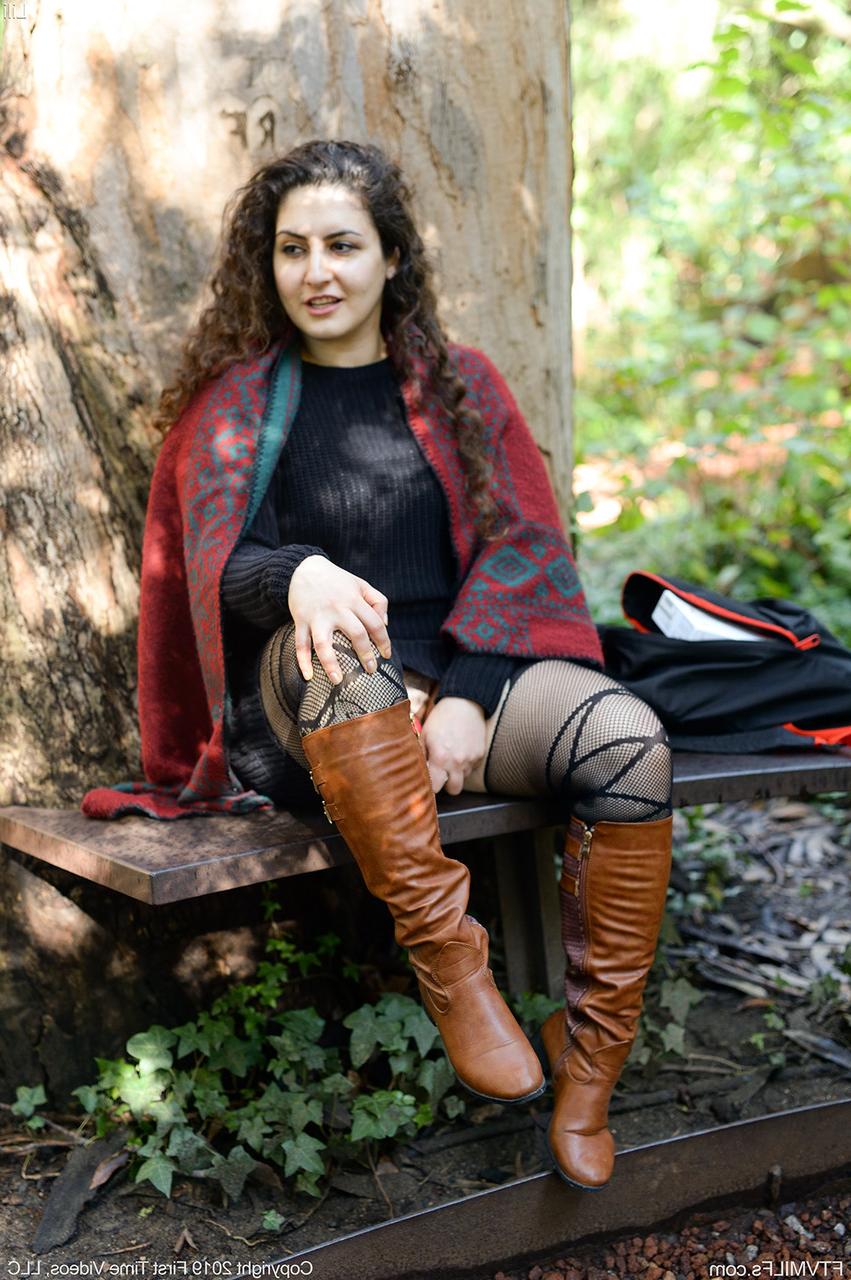 15P Dicke Amateurin trägt den Upskirt-Look, während sie Dessous und Stiefel modelliert