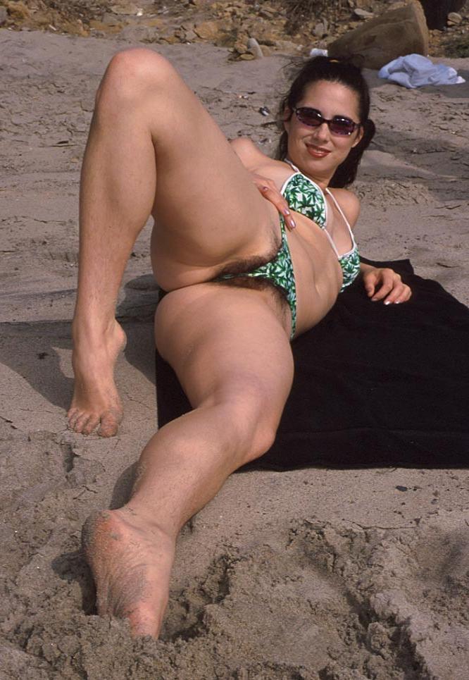 20P A morena sexy Angelina Smith faz seu namorado lamber sua buceta peluda antes do sexo