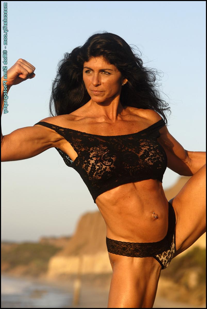 15P Bodybuilderin Tara Caden entblößt ihre falschen Titten, während sie sich am Strand beugt