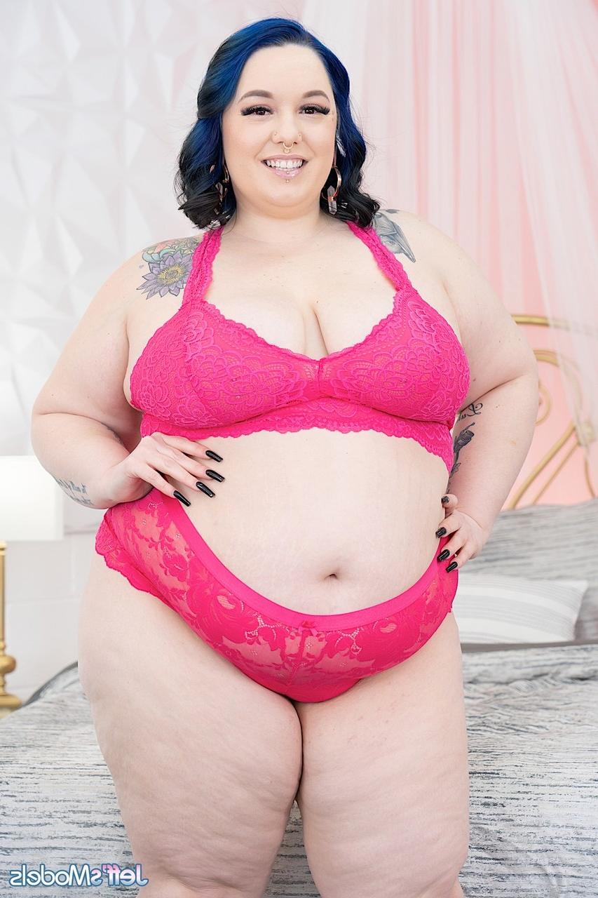 16P Obese lesbians Alexxxis Allure & Veronica Jasmine model in their heels