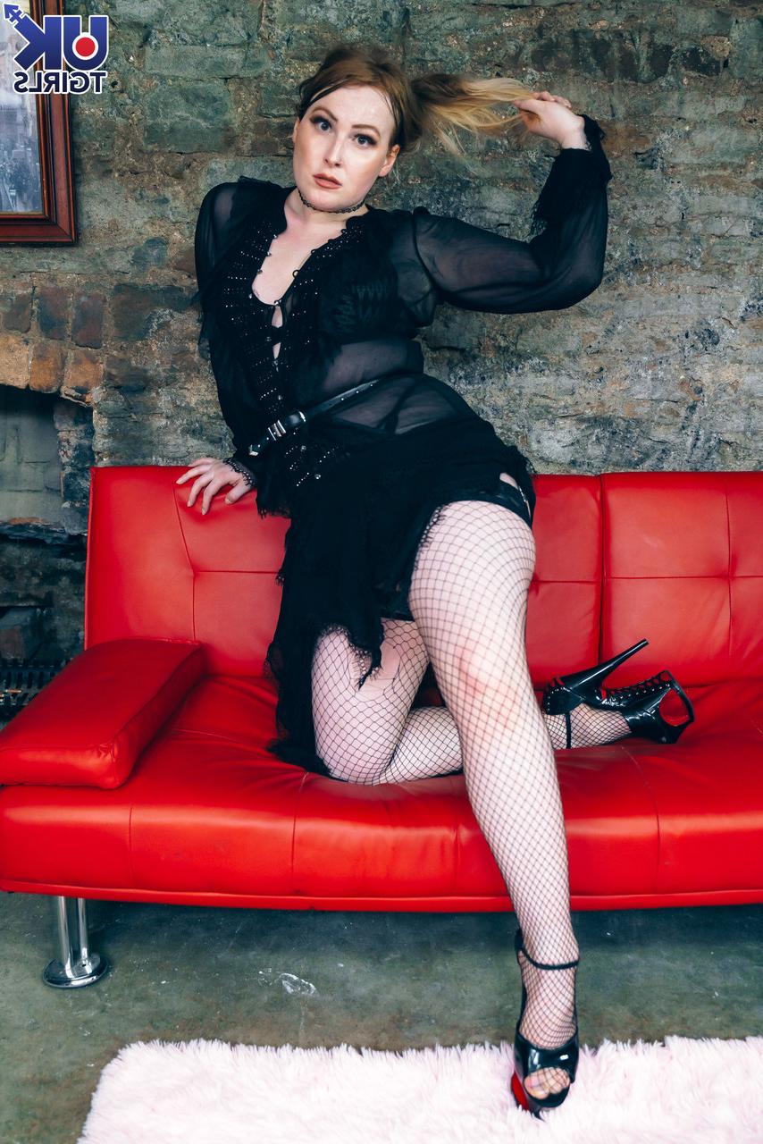 16P La jolie transexuelle européenne Khaleesi Kate montre sa petite érection et s'assoit sur un jouet.
