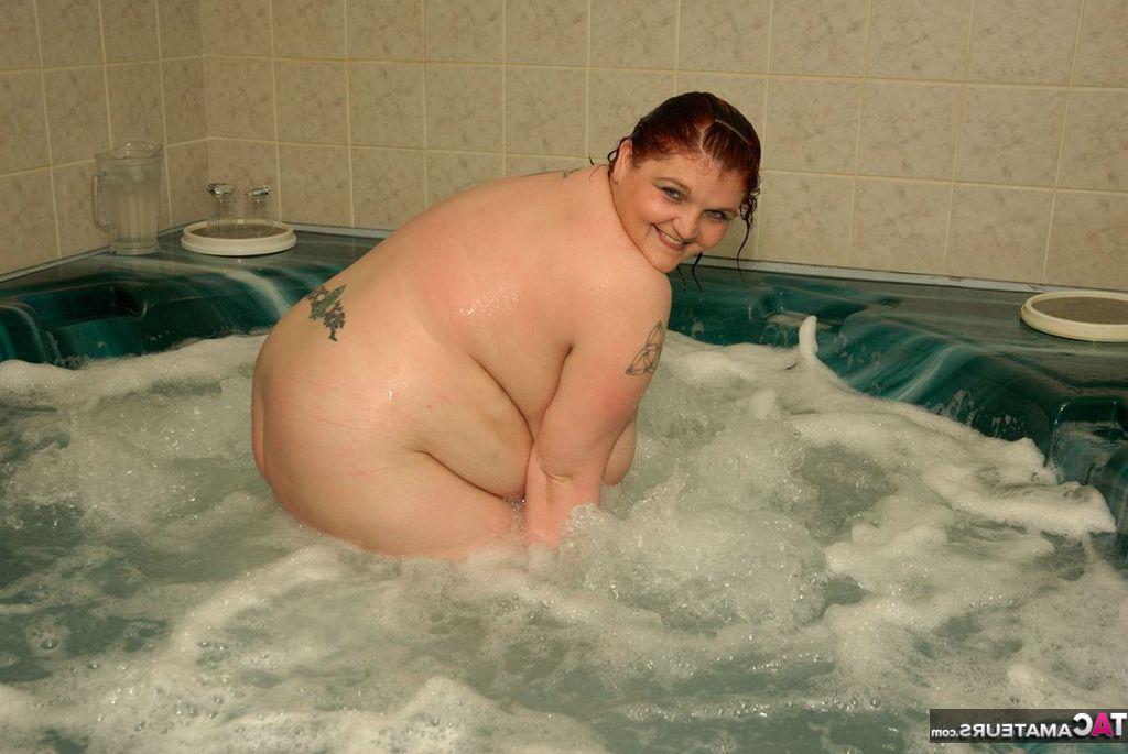 20P La rousse obèse Black Widow AK se détend dans un bain à remous alors qu'elle est complètement nue.