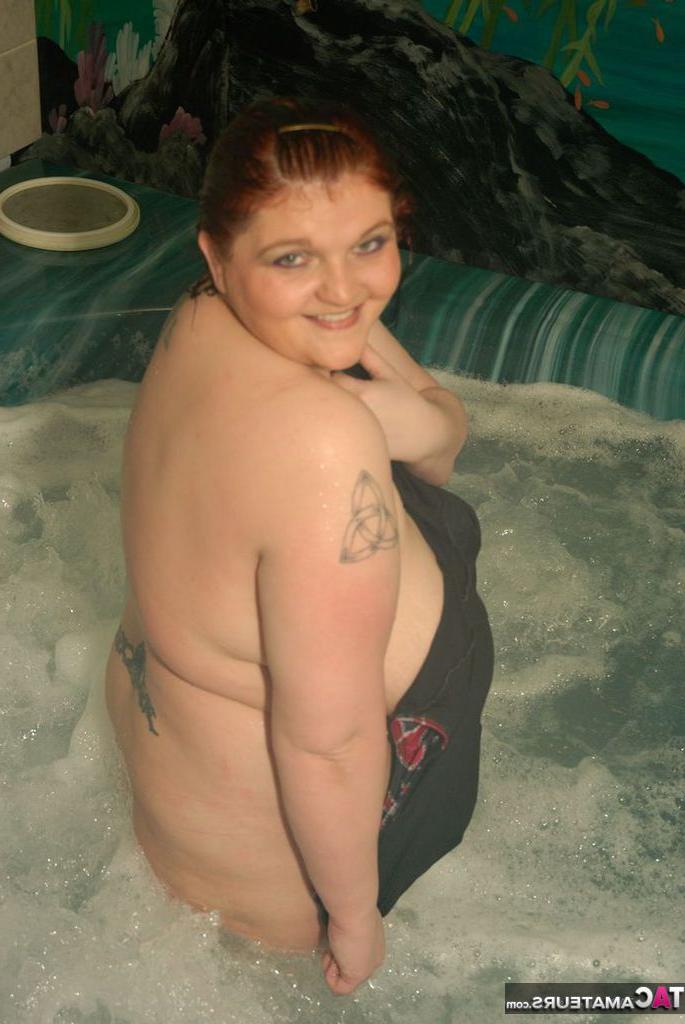 20P La rousse obèse Black Widow AK se détend dans un bain à remous alors qu'elle est complètement nue.