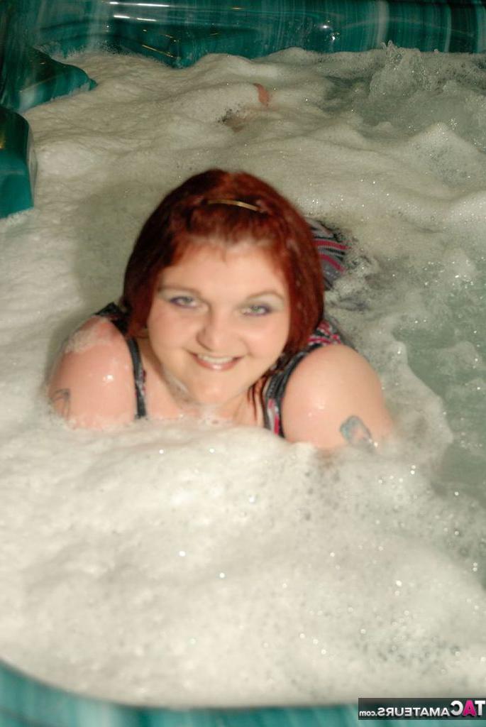 20P La rousse obèse Black Widow AK se détend dans un bain à remous alors qu'elle est complètement nue.