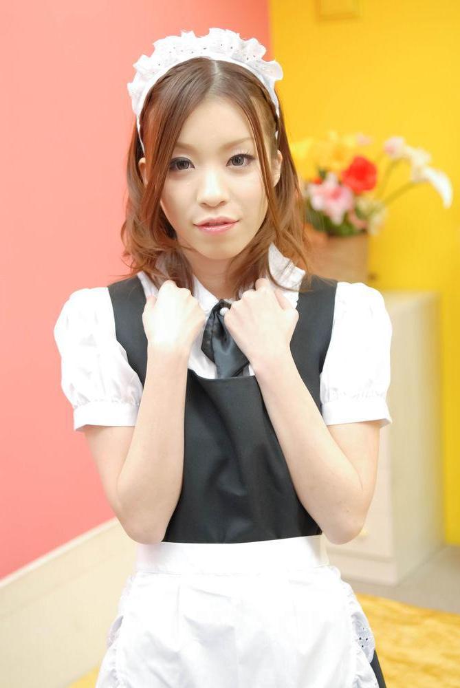 12P Das japanische Dienstmädchen Nao Kojima hat in ihrer Uniform Sex mit einem großen Schwanz