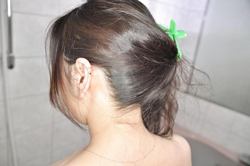 16P Die glatte asiatische MILF Kanako nimmt ein sexy und erotisches Bad