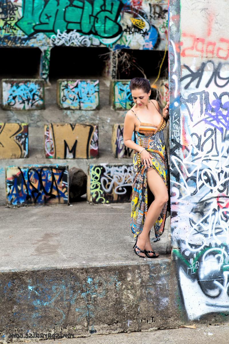 16P Roni Ford, femme mûre, enlève sa robe et ses bas pour poser nue avant un graffiti.