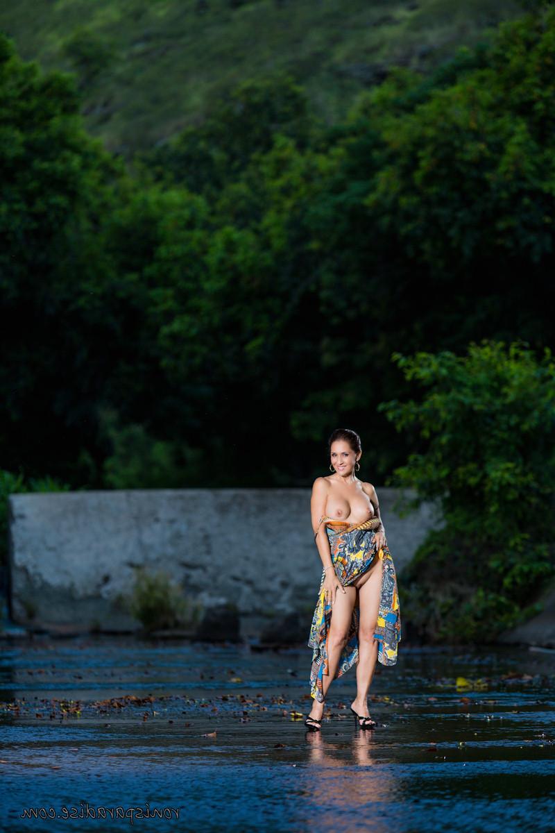 16P Roni Ford, femme mûre, enlève sa robe et ses bas pour poser nue avant un graffiti.