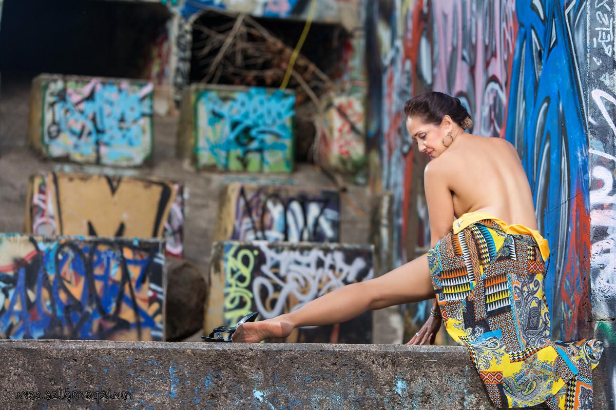 16P Roni Ford, femme mûre, enlève sa robe et ses bas pour poser nue avant un graffiti.