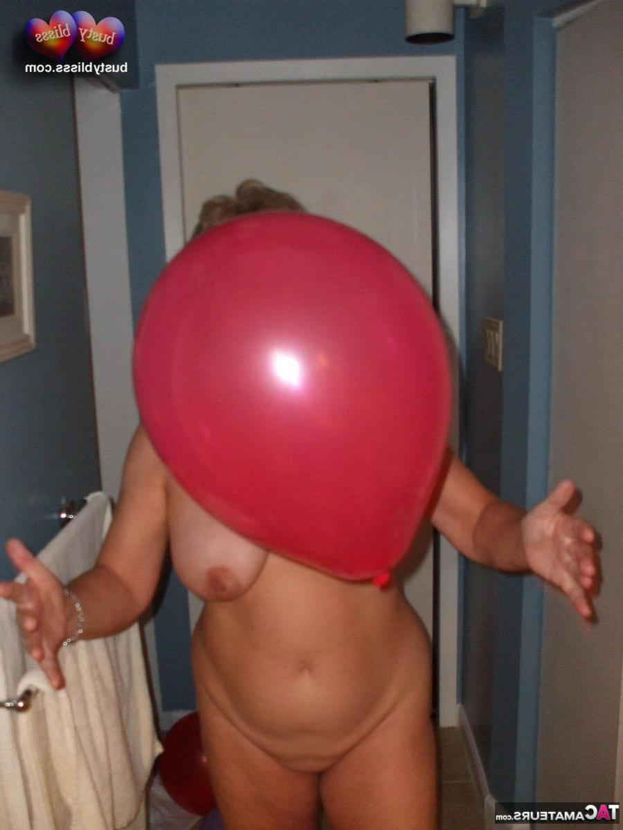 16P A senhora mais velha Busty Bliss brinca com balões enquanto toma banho antes de um boquete POV