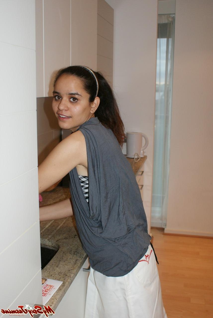12P Garota indiana sozinha libera seus peitos pequenos enquanto está em casa sozinha