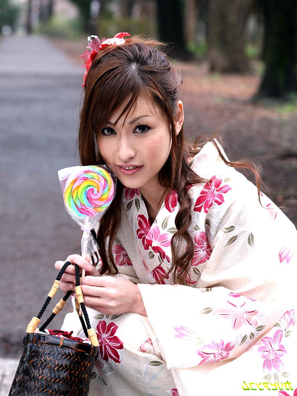 12P La joven asiática Miku Shindo es embestida en un gangbang después de desnudarse