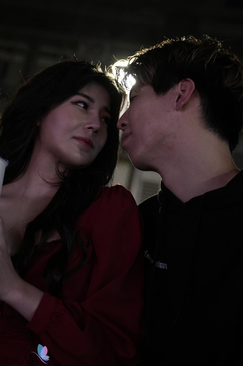 20P Sexy adolescente chinesa Ranako se curva sobre a mesa e fode doggystyle