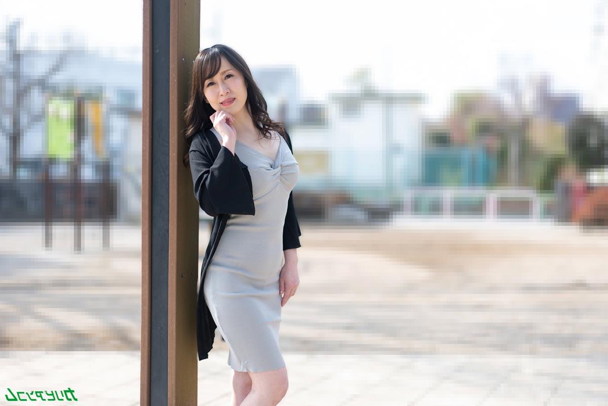 20P A gata asiática Nagisa Shinohara mostra sua buceta cremosa de perto depois de sexo selvagem
