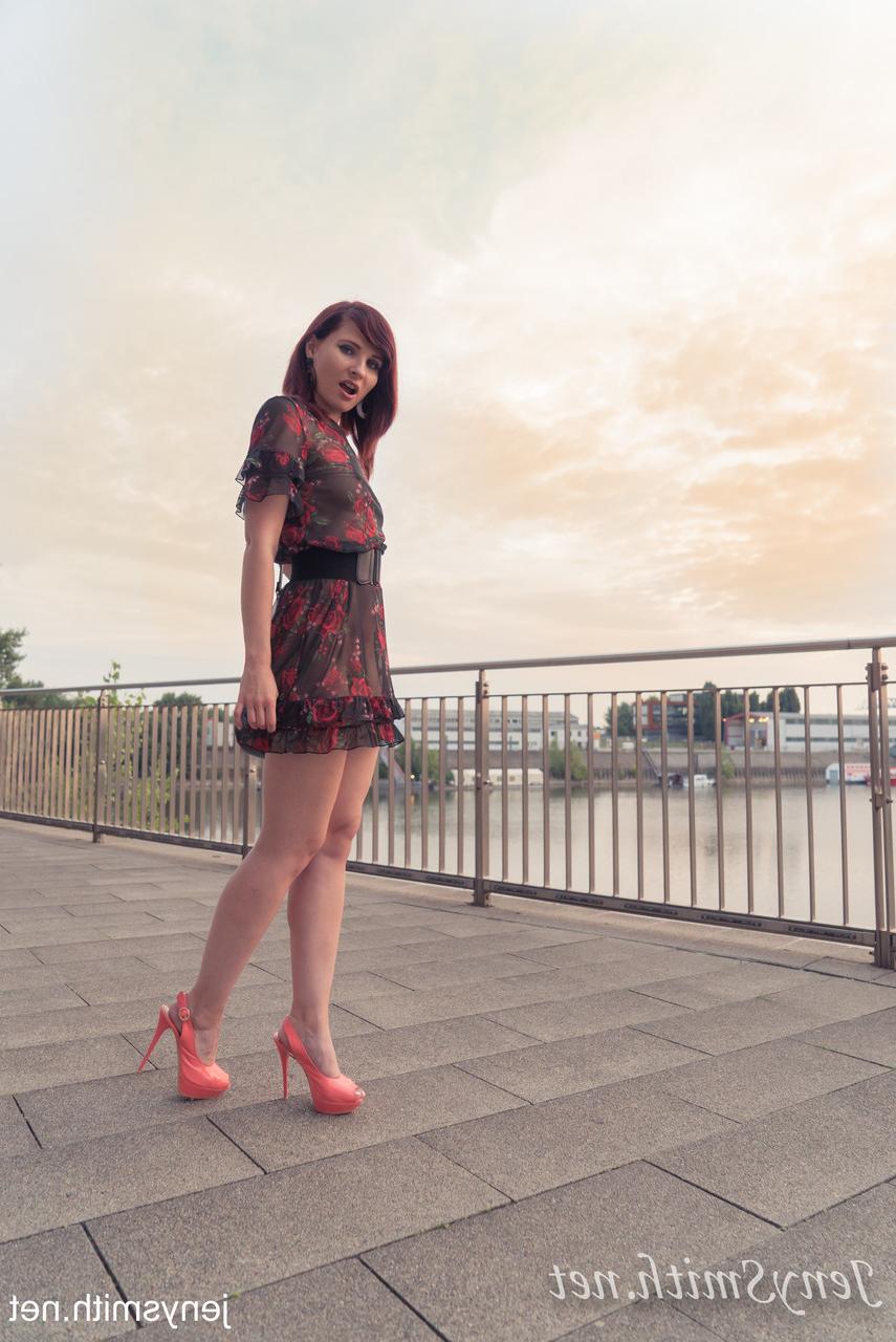 15P Leggy MILF Jeny Smith mostra sua bunda gostosa em um vestido sexy e salto alto