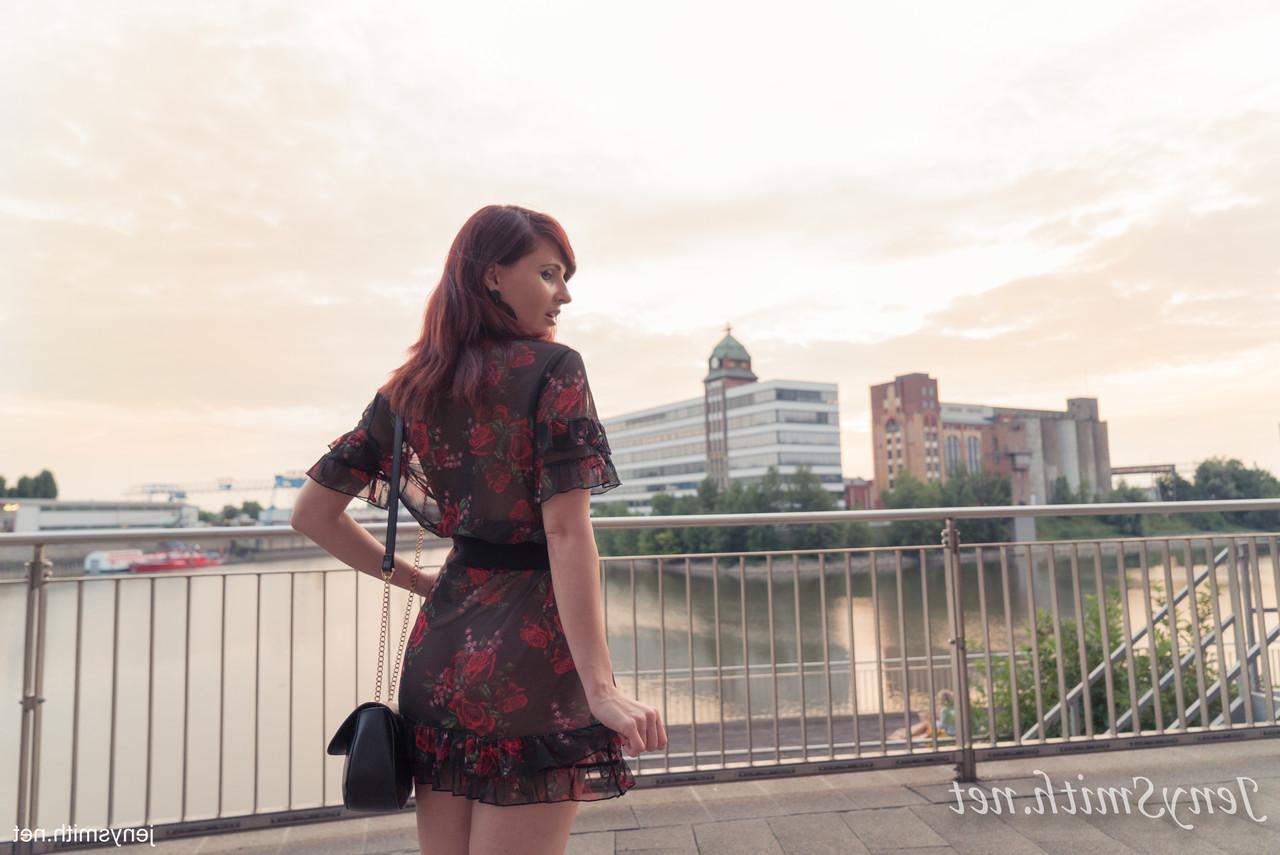 15P Leggy MILF Jeny Smith mostra sua bunda gostosa em um vestido sexy e salto alto