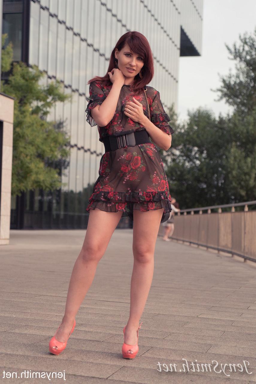 15P Leggy MILF Jeny Smith mostra sua bunda gostosa em um vestido sexy e salto alto