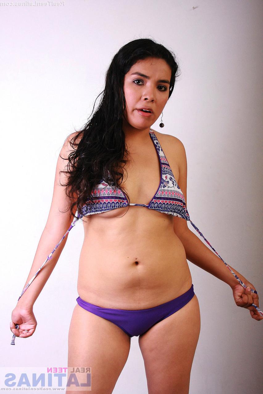 15P Lorena, une latina pulpeuse, se met seins nus dans une culotte violette pendant une action en solo.
