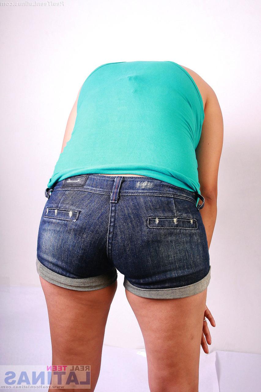 15P Lorena, une latina pulpeuse, se met seins nus dans une culotte violette pendant une action en solo.