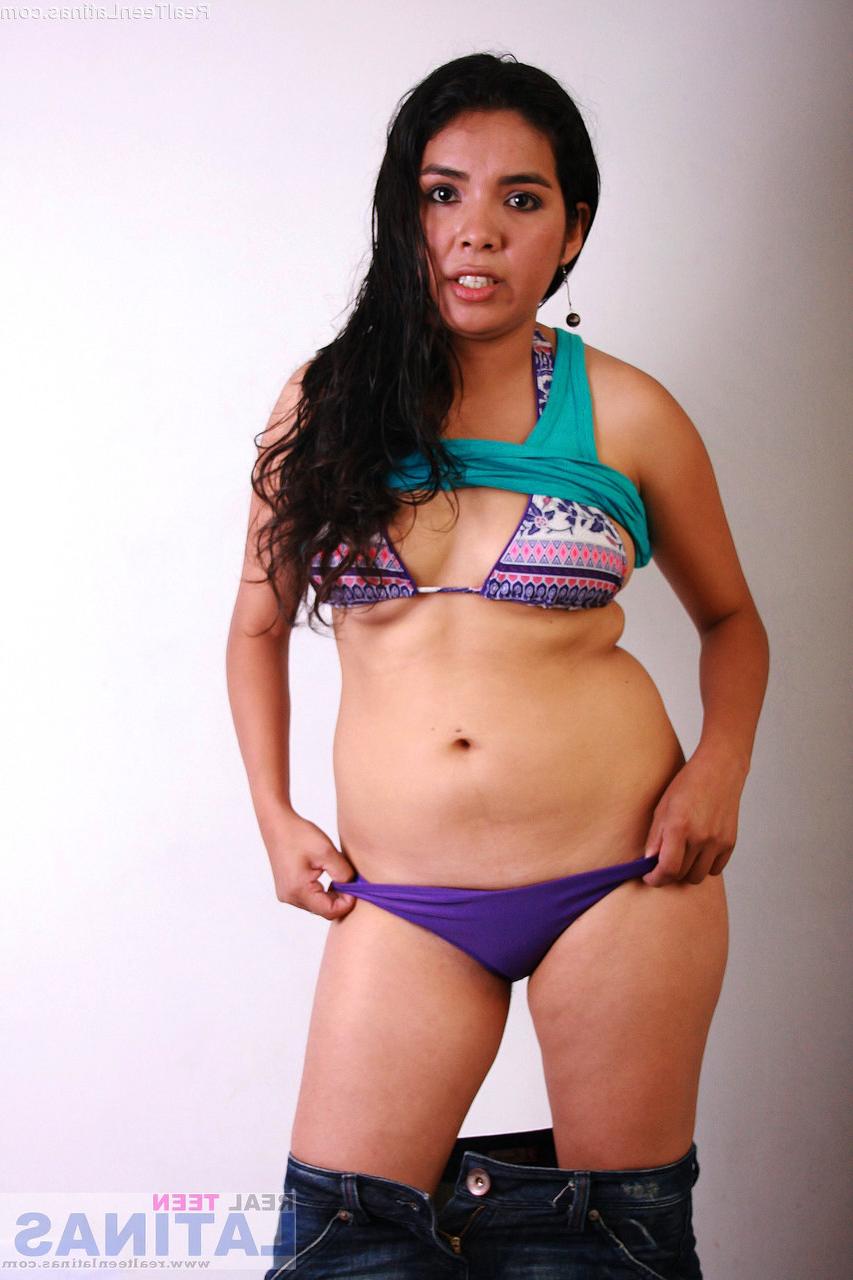 15P Lorena, une latina pulpeuse, se met seins nus dans une culotte violette pendant une action en solo.