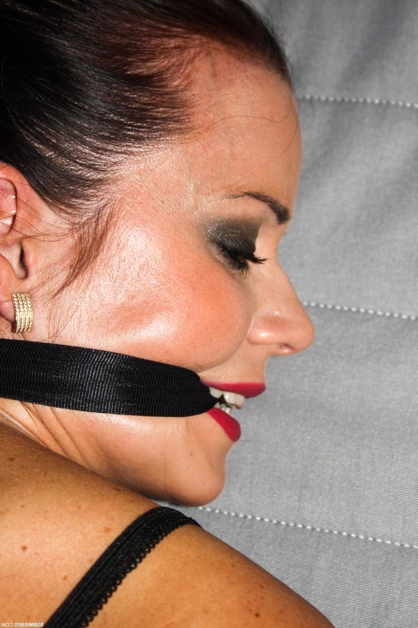 20P A gata sexy Cindy Dollar tem seus peitos grandes apalpados enquanto está amarrada em um colchão