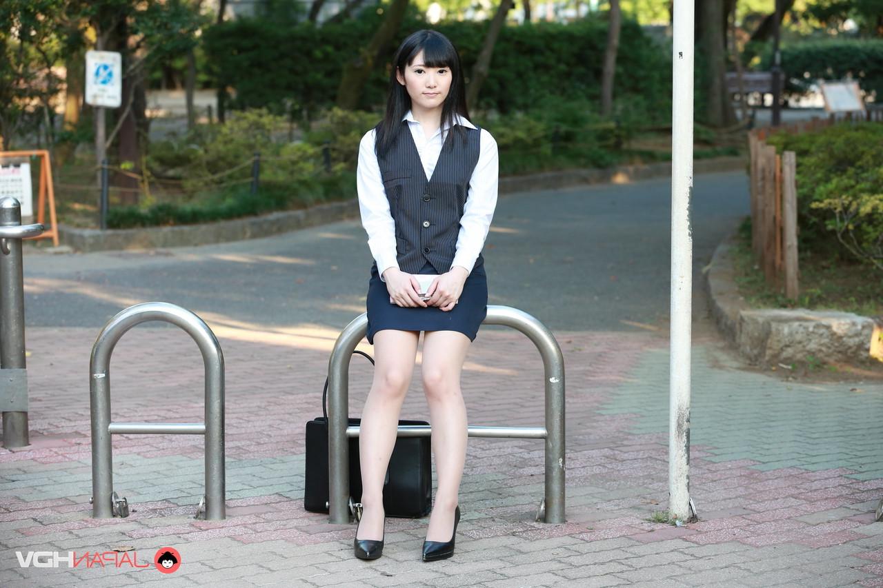 15P A linda japonesa Yui Watanabe brinca ao ar livre com uma saia curta e salto alto