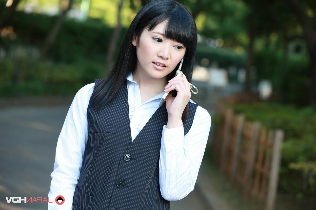 15P A linda japonesa Yui Watanabe brinca ao ar livre com uma saia curta e salto alto