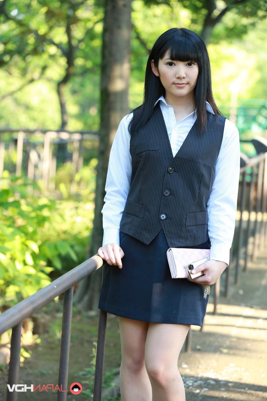 15P A linda japonesa Yui Watanabe brinca ao ar livre com uma saia curta e salto alto