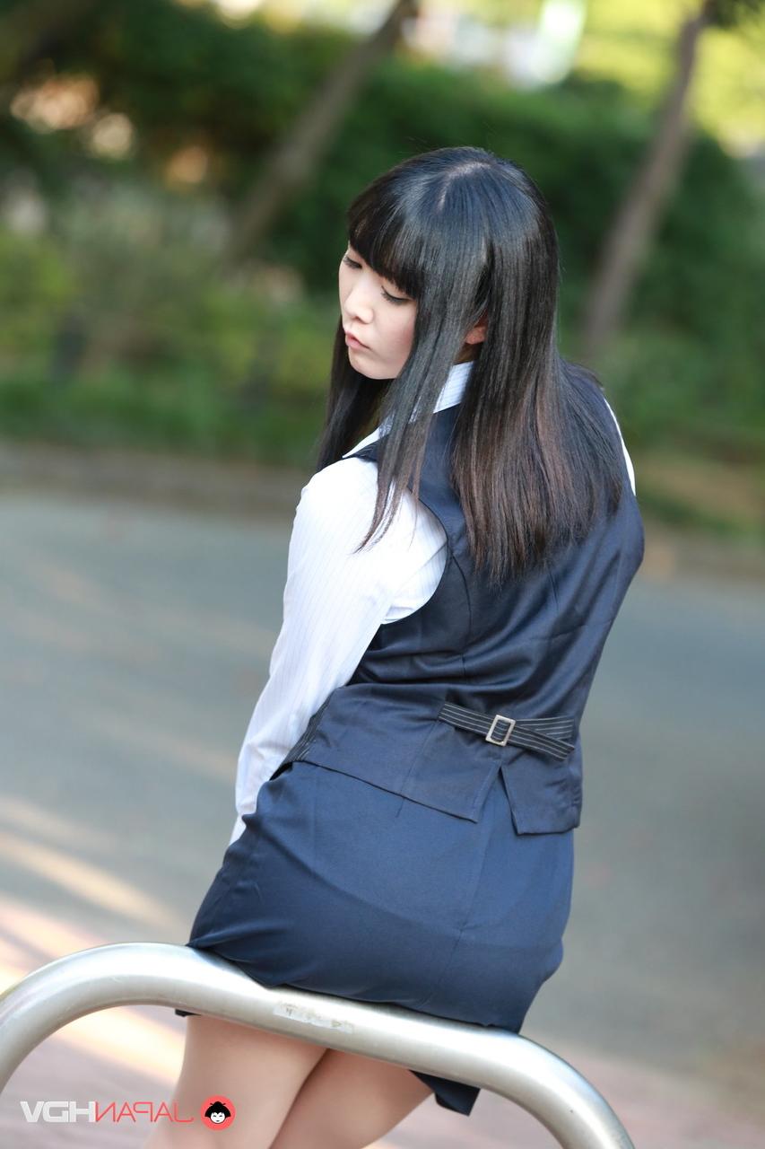 15P A linda japonesa Yui Watanabe brinca ao ar livre com uma saia curta e salto alto