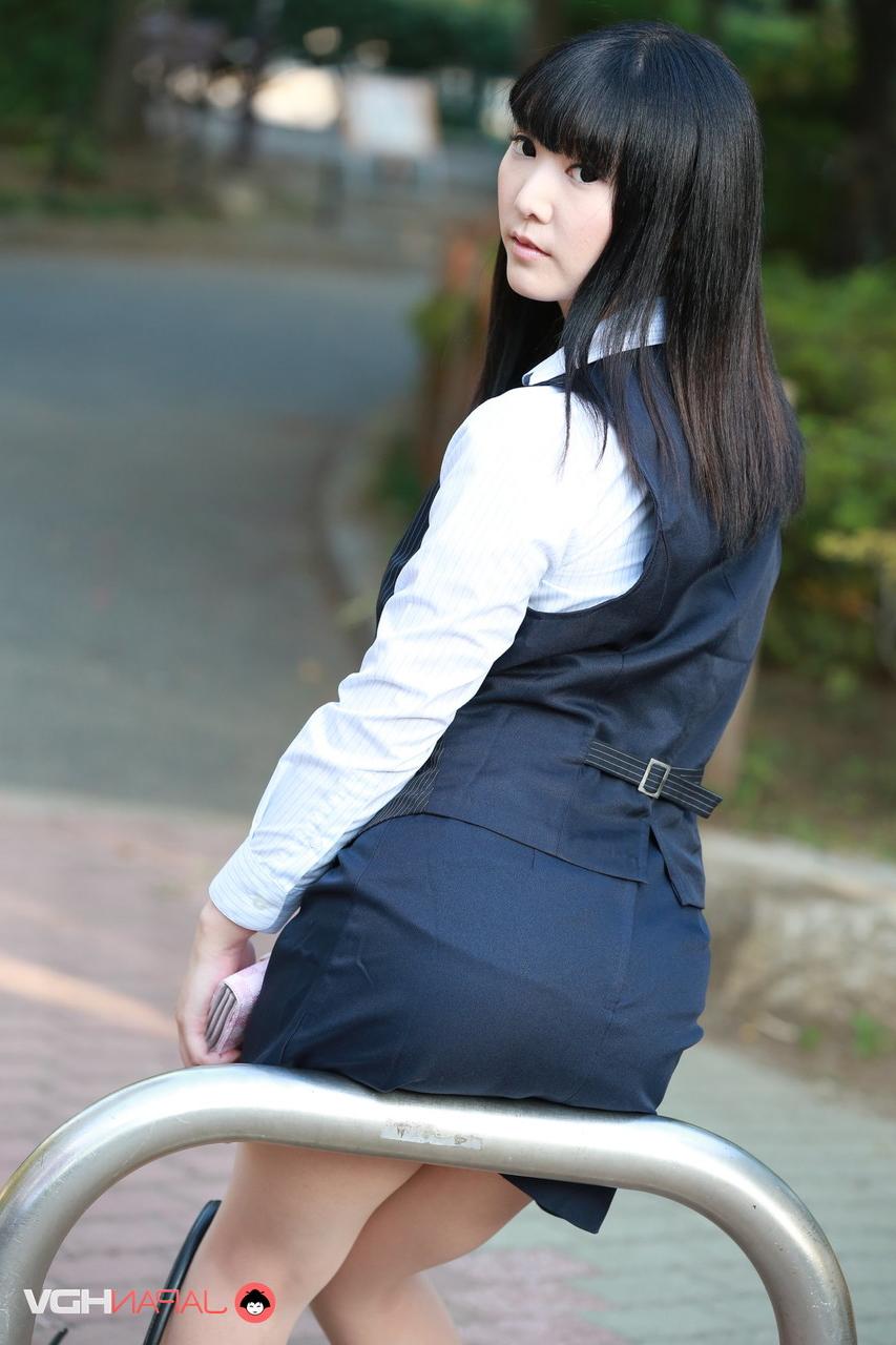 15P A linda japonesa Yui Watanabe brinca ao ar livre com uma saia curta e salto alto