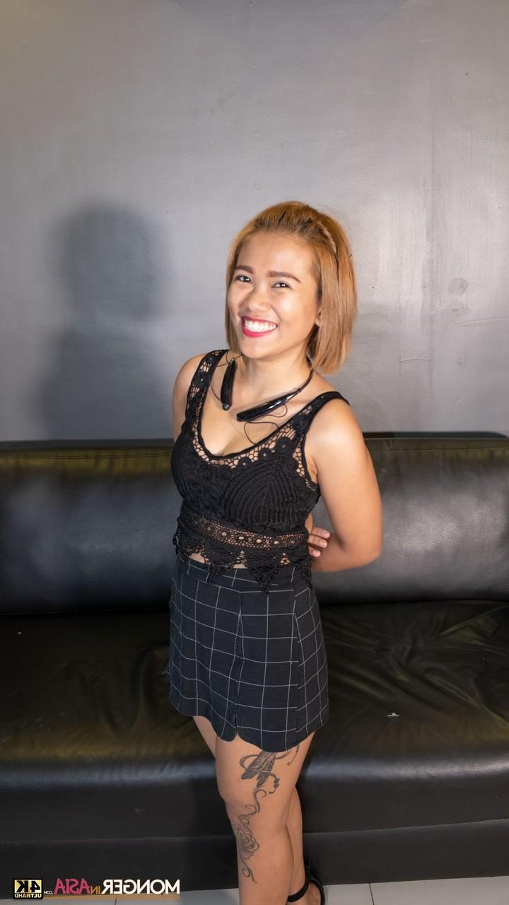 11P A linda adolescente filipina Kristine posa com seu lindo vestido preto e salto alto