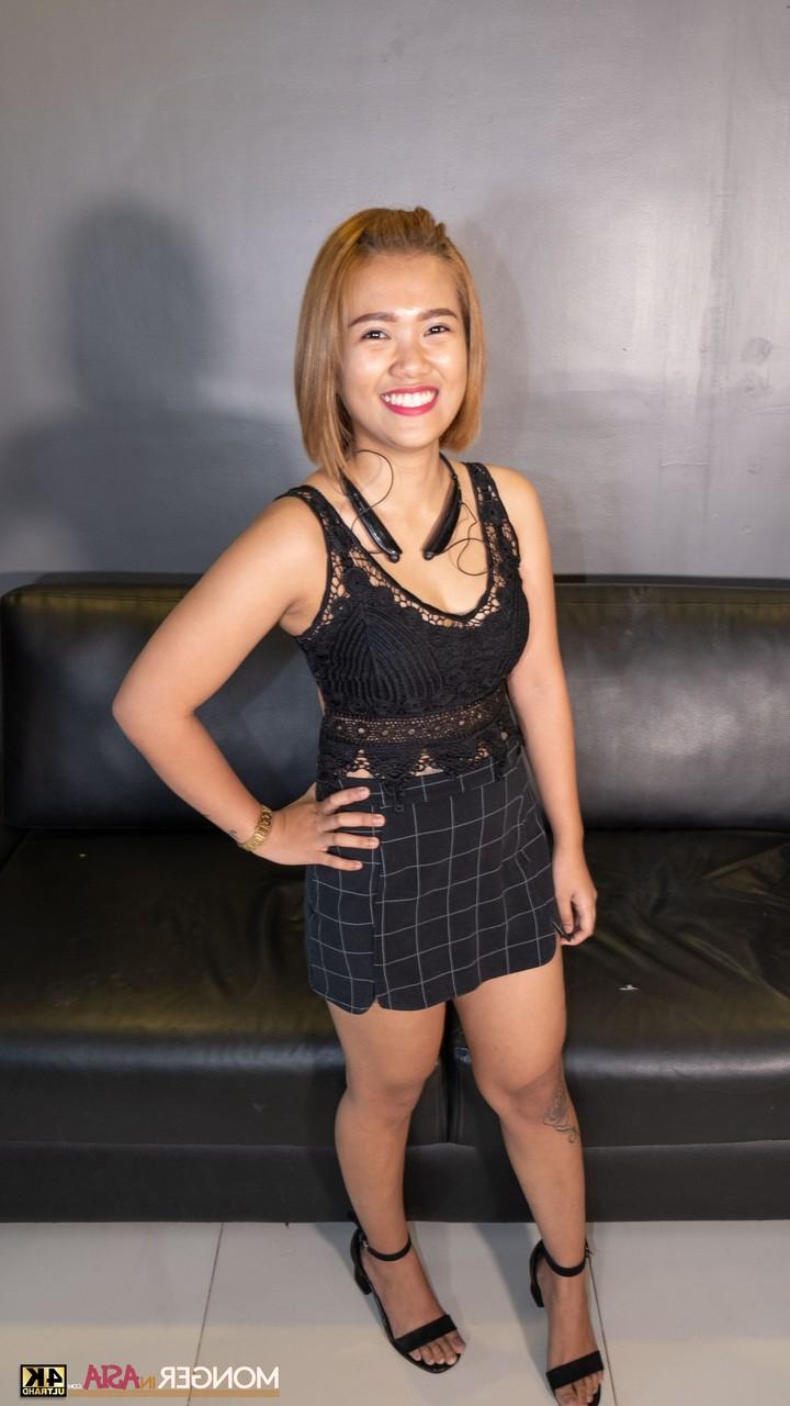 11P A linda adolescente filipina Kristine posa com seu lindo vestido preto e salto alto