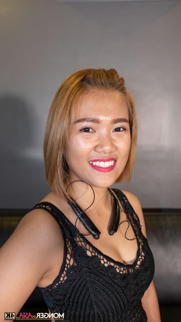 11P A linda adolescente filipina Kristine posa com seu lindo vestido preto e salto alto