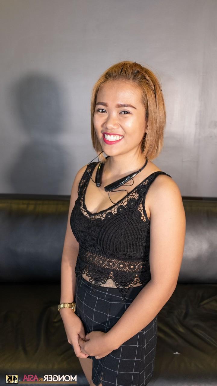 11P A linda adolescente filipina Kristine posa com seu lindo vestido preto e salto alto