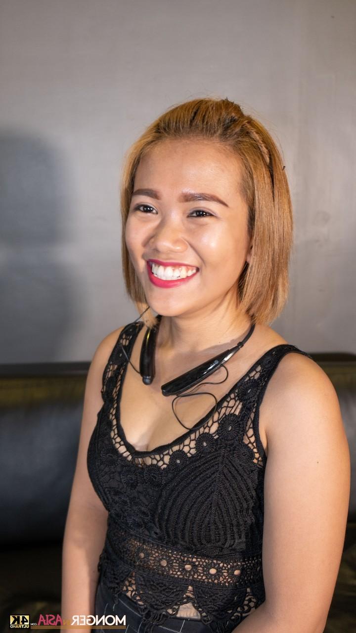 11P A linda adolescente filipina Kristine posa com seu lindo vestido preto e salto alto