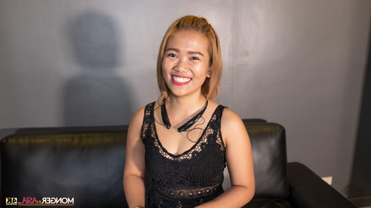 11P A linda adolescente filipina Kristine posa com seu lindo vestido preto e salto alto