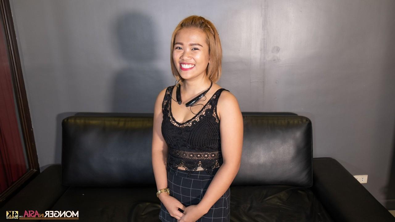 11P A linda adolescente filipina Kristine posa com seu lindo vestido preto e salto alto