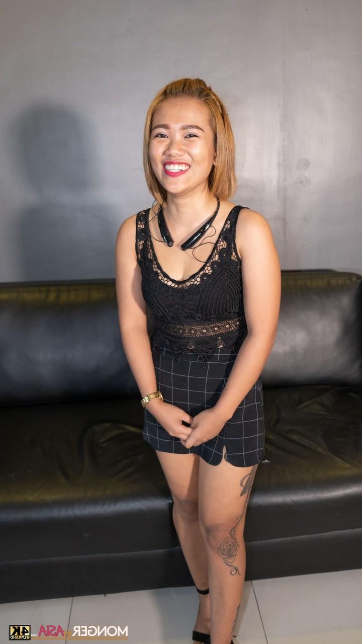 11P A linda adolescente filipina Kristine posa com seu lindo vestido preto e salto alto