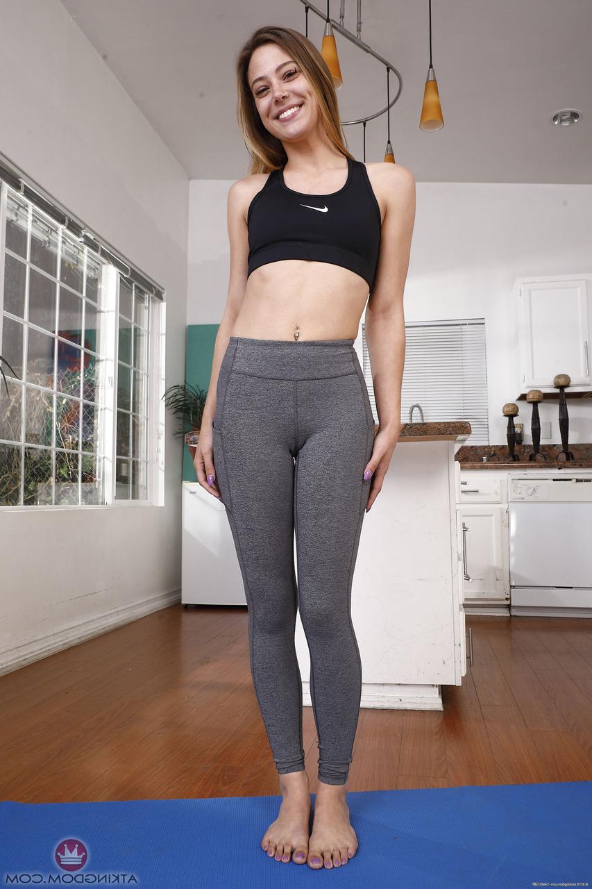 20P Avery Cristy, jeune amateur et érotique, se déshabille sur son tapis de yoga et écarte sa chatte.